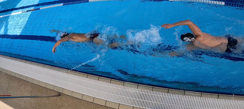 El Toque en los Pies al Nadar: ¿Buena Costumbre o Invasión Personal?