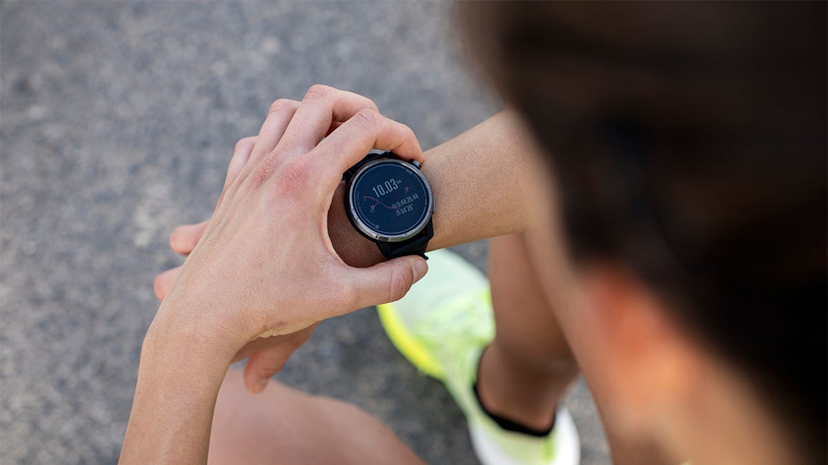 Reloj GPS vs. Instinto: La Clave del Triatleta para Entrenar a Conciencia
